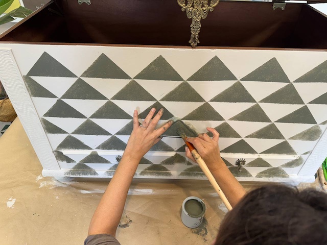 Cómo restaurar un baúl de madera en 5 pasos 22 Gema retocando el dibujo con plantilla