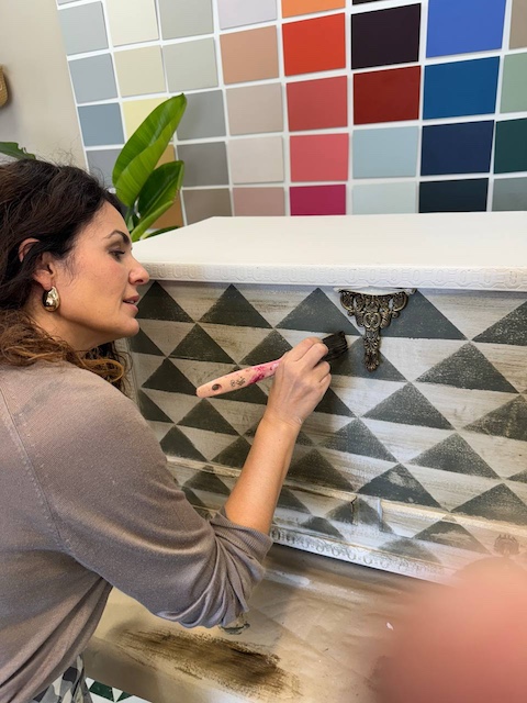 Cómo restaurar un baúl de madera en 5 pasos 23 Gema aplicando pátina Nogal