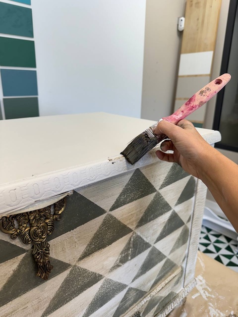 Cómo restaurar un baúl de madera en 5 pasos 26 Efecto madera en tapa del baúl de madera