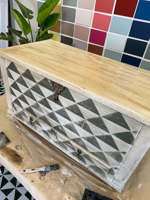 Cómo restaurar un baúl de madera en 5 pasos 27 Restaurar un baúl de madera: pátina en la tapa