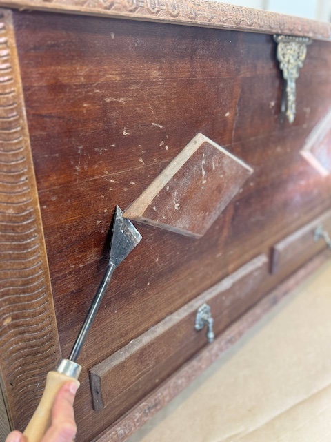 Cómo restaurar un baúl de madera en 5 pasos 4 Retiramos las molduras del baúl de madera