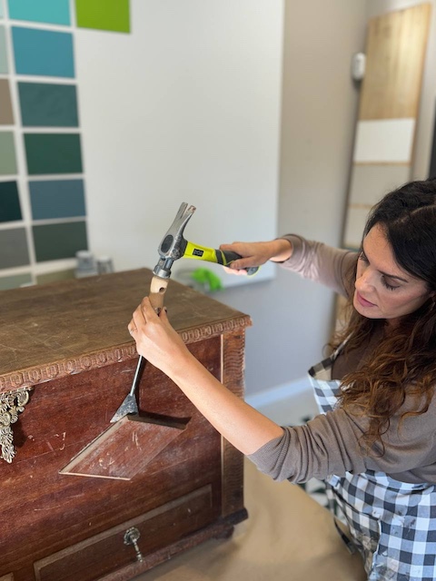 Cómo restaurar un baúl de madera en 5 pasos 5 Gema quitando las molduras del baúl