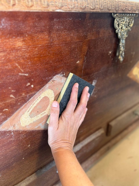 Cómo restaurar un baúl de madera en 5 pasos 6 Lijamos para dejar lisa la superficie del baúl