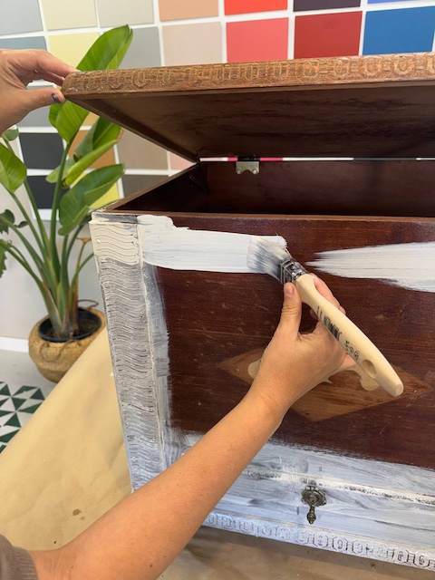Cómo restaurar un baúl de madera en 5 pasos 10 Aplicamos la imprimación por todo el baúl de madera