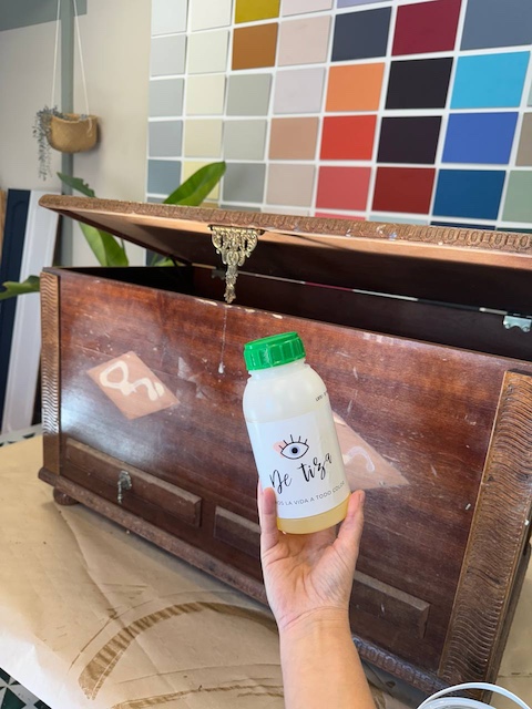 Cómo restaurar un baúl de madera en 5 pasos 8 Limpiamos el baúl de madera con Superclean