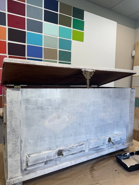 Cómo restaurar un baúl de madera en 5 pasos 11 Baúl de madera con imprimación