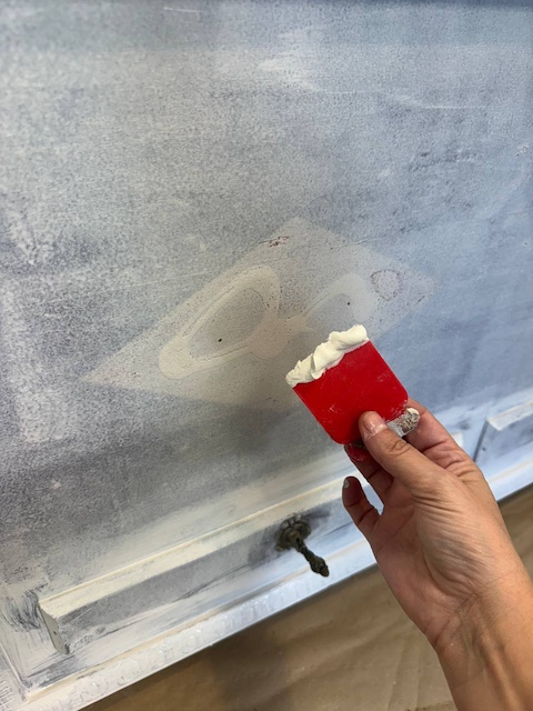 Cómo restaurar un baúl de madera en 5 pasos 12 Masilla lista al uso