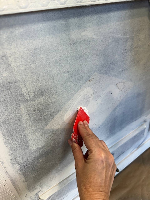 Cómo restaurar un baúl de madera en 5 pasos 13 Aplicamos la masilla lista al uso con la espátula