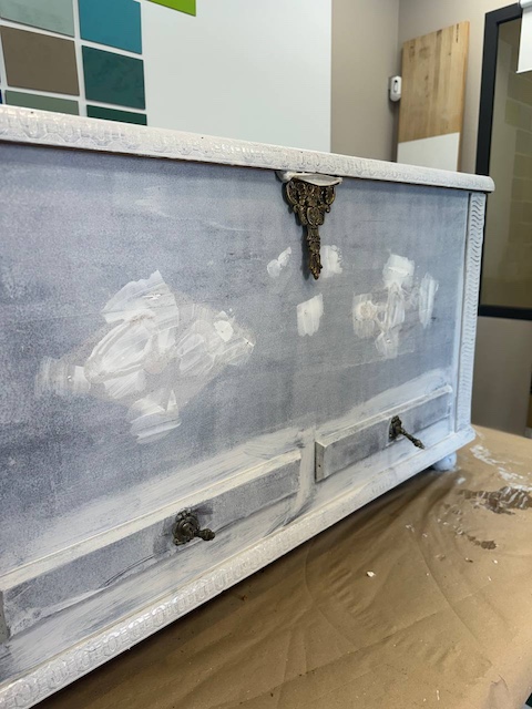 Cómo restaurar un baúl de madera en 5 pasos 14 Baúl de madera con masilla aplicada