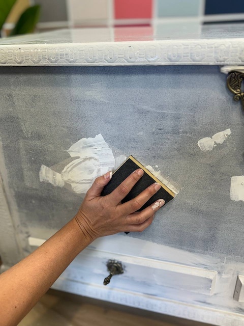 Cómo restaurar un baúl de madera en 5 pasos 15 Lijamos la masilla en el baúl