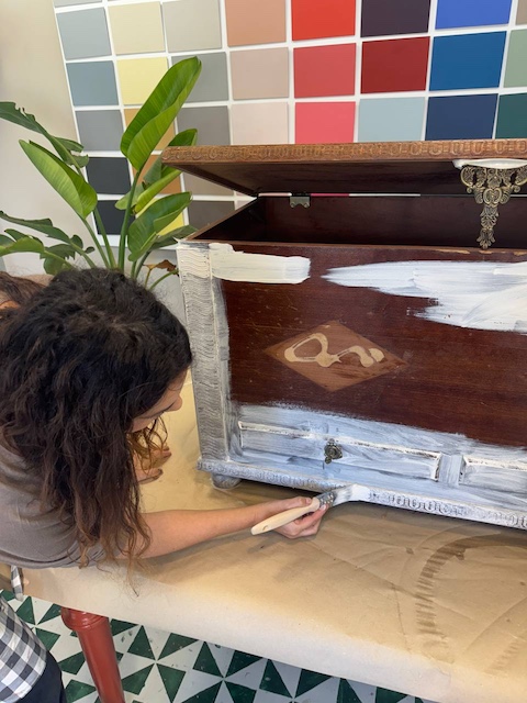 Cómo restaurar un baúl de madera en 5 pasos 9 Gema aplicando la imprimación en el baúl de madera