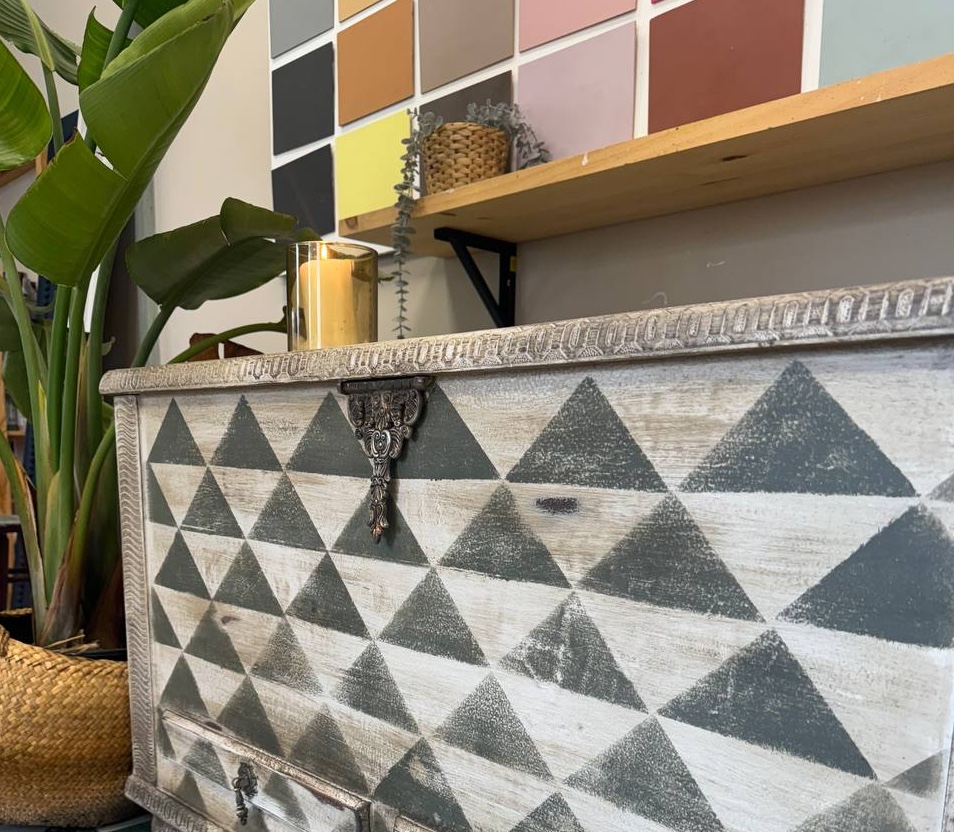 Cómo restaurar un baúl de madera en 5 pasos 29 Baúl de madera pintado con plantilla