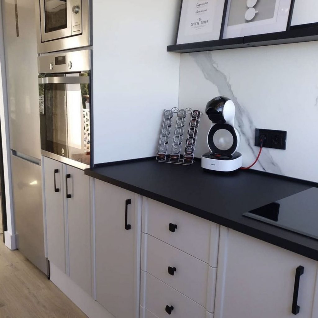 Consejos para pintar muebles oscuros 13 Cocina en color blanco Onvertido