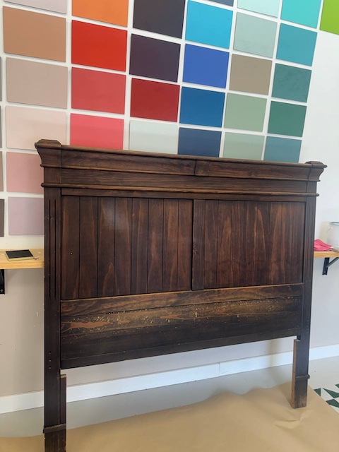 Crea efecto madera lavada en 3 pasos 3 Cabecero de madera oscuro