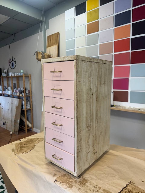 Cajonera con efecto madera en metal