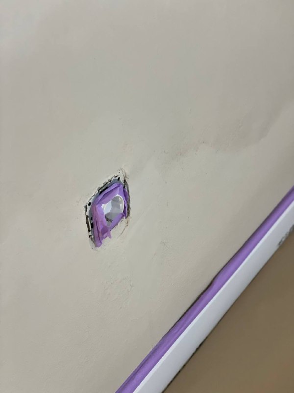 Cómo pintar un zócalo en la pared 6 cinta 1