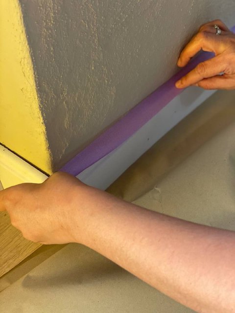 Cómo pintar un zócalo en la pared 5 cinta 3