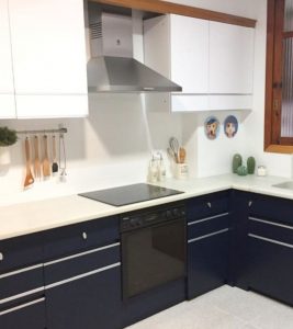 Colores ideales para pintar tu cocina 19 cocina @anotcar essential azul noche satinado y blanco wevet. ceramic satinado e1633443949288