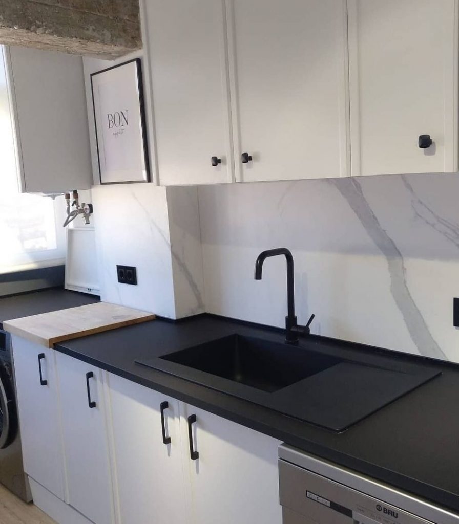 Guía completa para pintar y decorar tu casa según tu estilo de decoración 41 Cocina pintada en Blanco Invertido y Negro