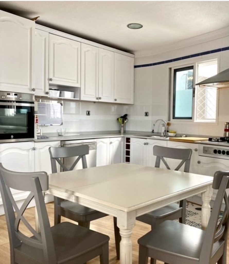 Guía completa para pintar y decorar tu casa según tu estilo de decoración 28 Cocina pintada en Gris Perla