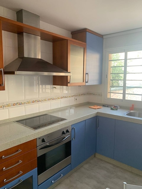 Ideas para reformar la cocina sin obras: cocina con muebles azules y suelo gris