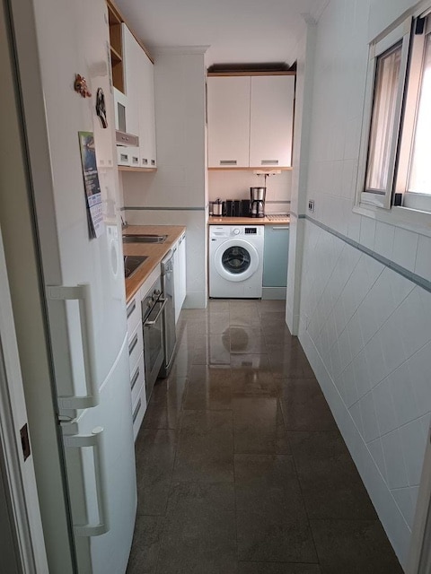 Cocina con azulejos pintados en blanco