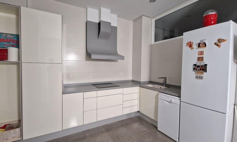 Cocina con campana y encimera pintadas en color gris