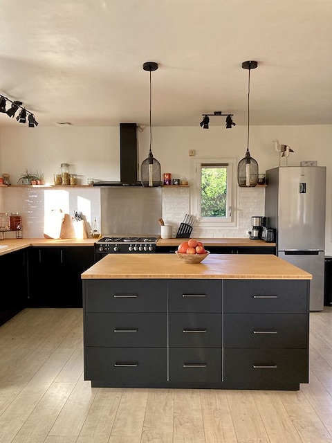 Cocina muebles oscuros sobre pared clara