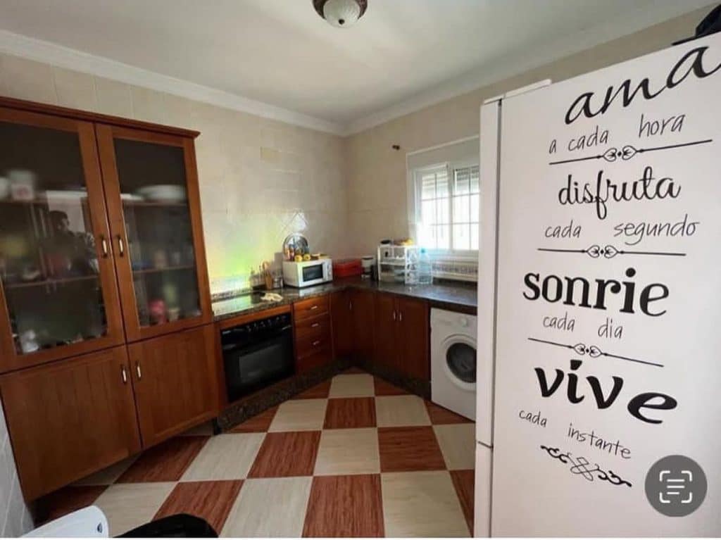 Ideas para reformar la cocina sin obras: muebles y suelo oscuro