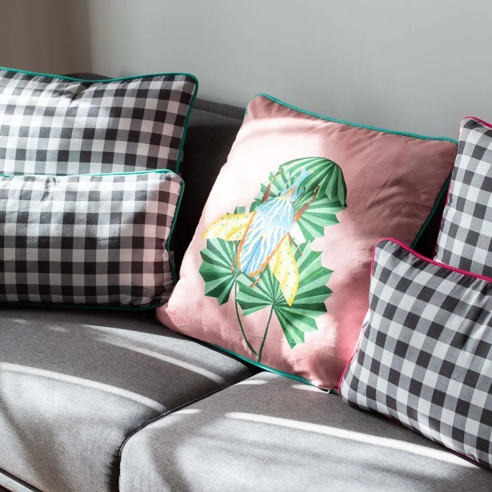 Sofá gris y cojines vichy y color