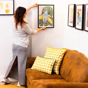 Sofá marrón y cojines vichy amarillos