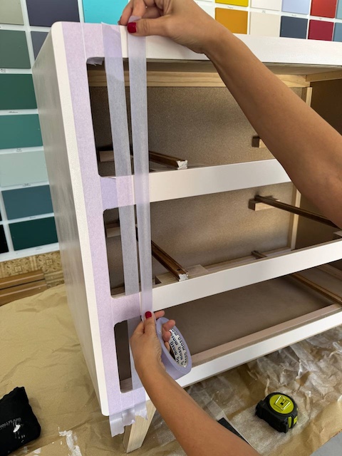 Gema poniendo cinta adhesiva dibujando las rayas