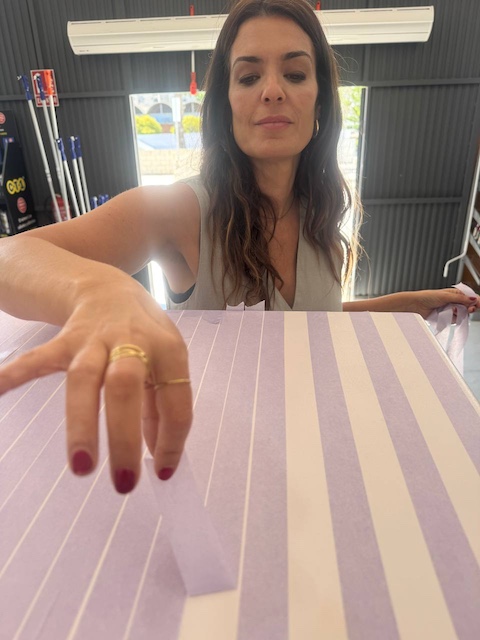 Gema quitando la cinta en líneas alternas