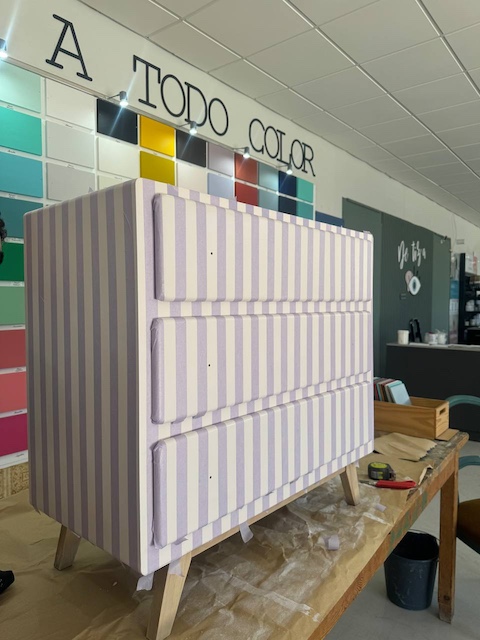 Mueble con cinta dibujando las rayas