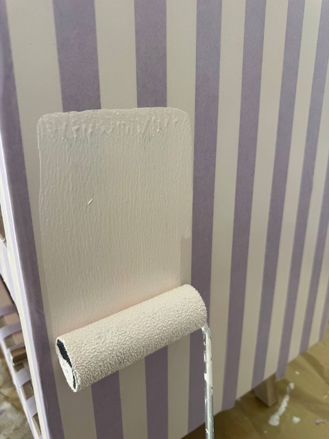 Aplicamos una mano de pintura sobre la cinta