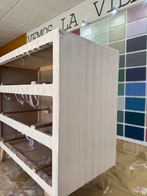 Mueble con pintura encima de las rayas