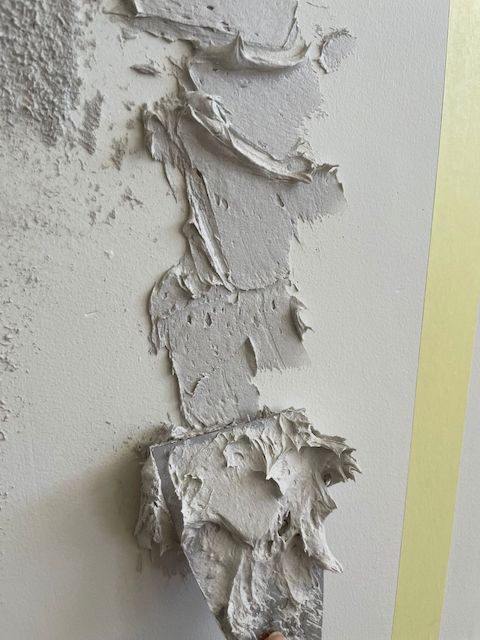 Cómo hacer un zócalo de madera con masilla y pintura 4 dd1