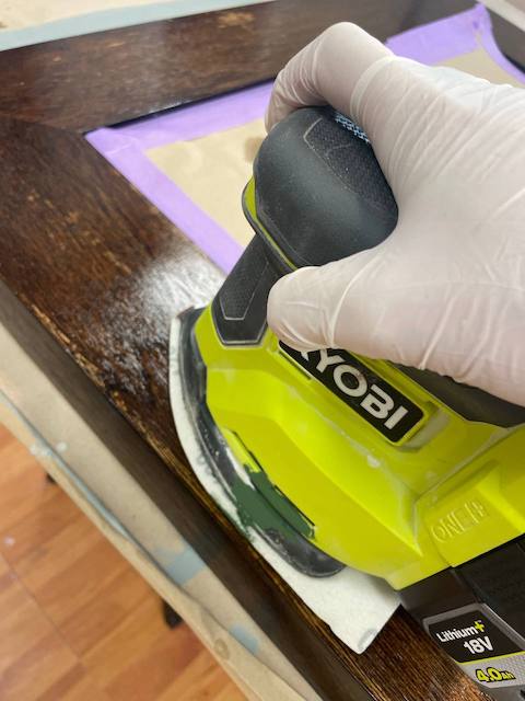 Cómo aclarar la madera de un mueble 11 Retiramos el decapante con lija eléctrica