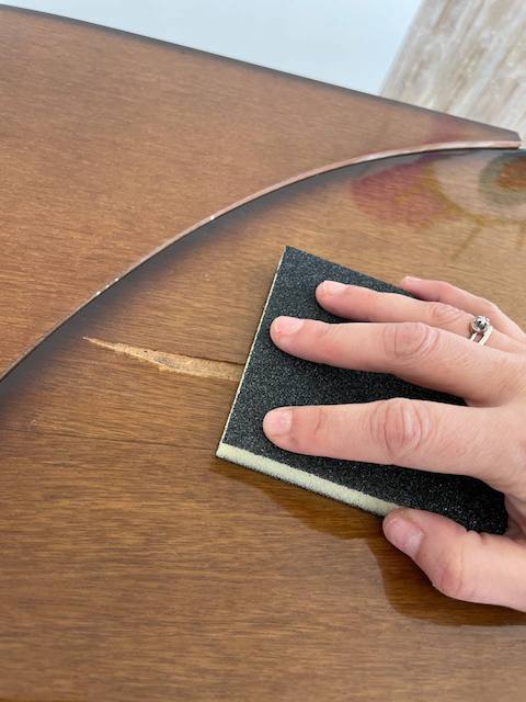 Cómo pintar una mesa de madera de comedor 6 Reparar una mesa