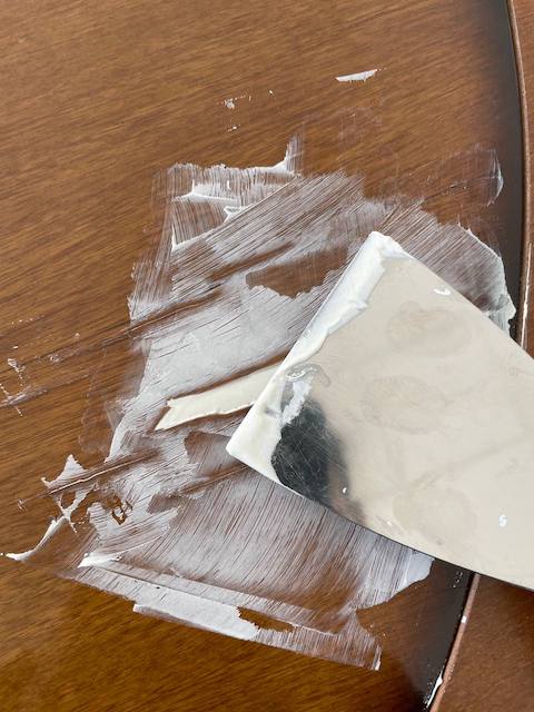 Cómo pintar una mesa de madera de comedor 7 Reparar una mesa con masilla