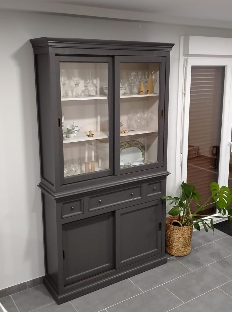 Guía completa para pintar y decorar tu casa según tu estilo de decoración 36 Mueble vitrina pintado en color Fuerteventura