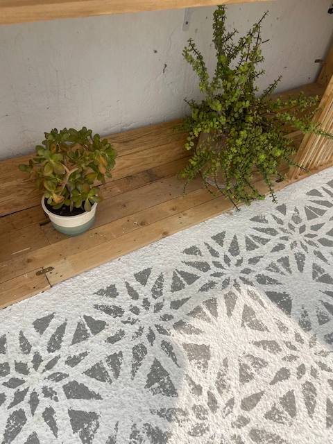 Cómo pintar el suelo de tu terraza paso a paso 14 Parte de abajo cocina de exterior y suelo pintado