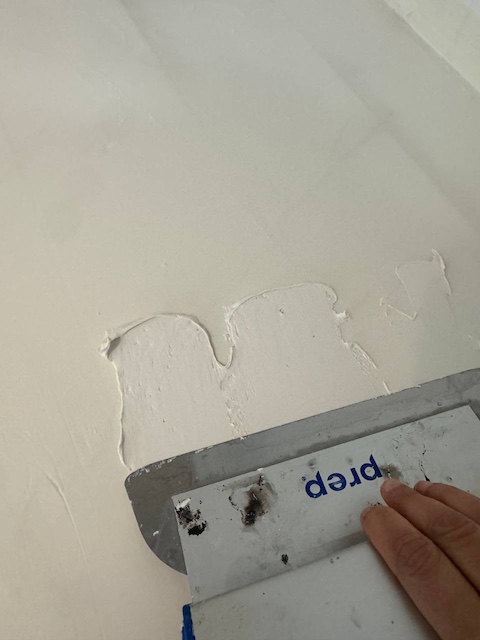 Extendemos la masilla encima de la encimera