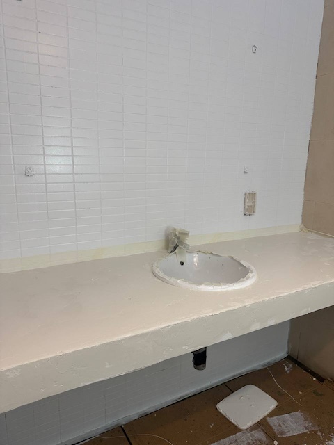 Encimera con masilla efecto cemento