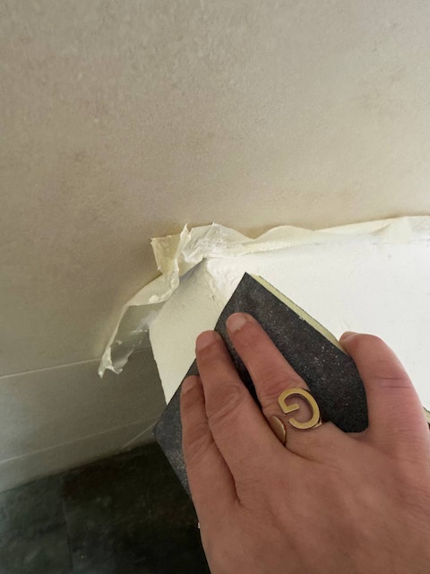 Lijamos los bordes de la encimera 