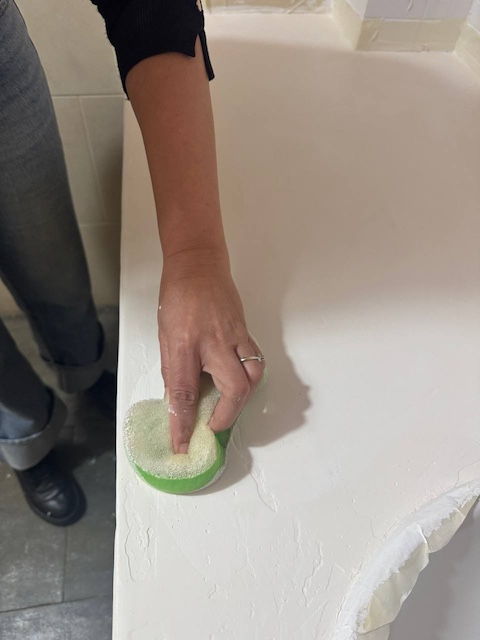 Integramos al aguada con una esponja en la encimera.