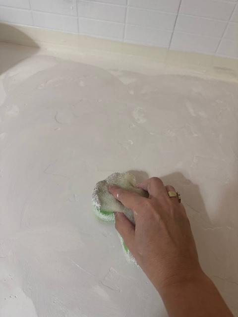 Aplicamos la aguada por toda la encimera para matizar el color.