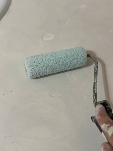 Aplicamos el barniz con el rodillo en la encimera