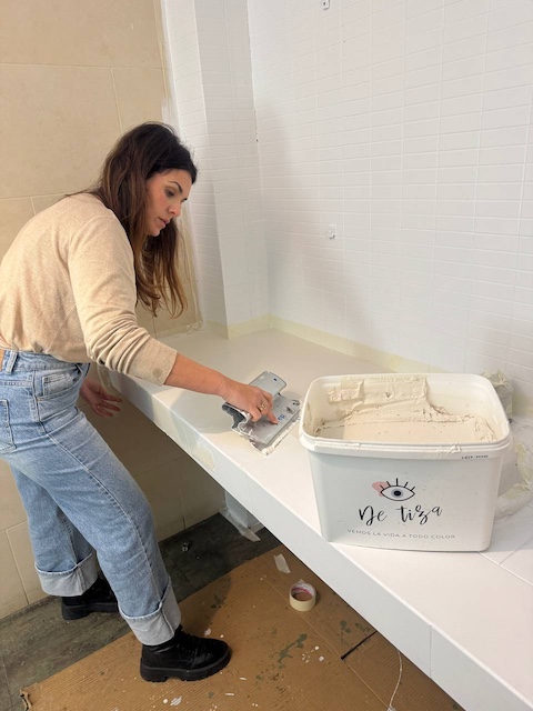 Gema aplicando masilla de texturas