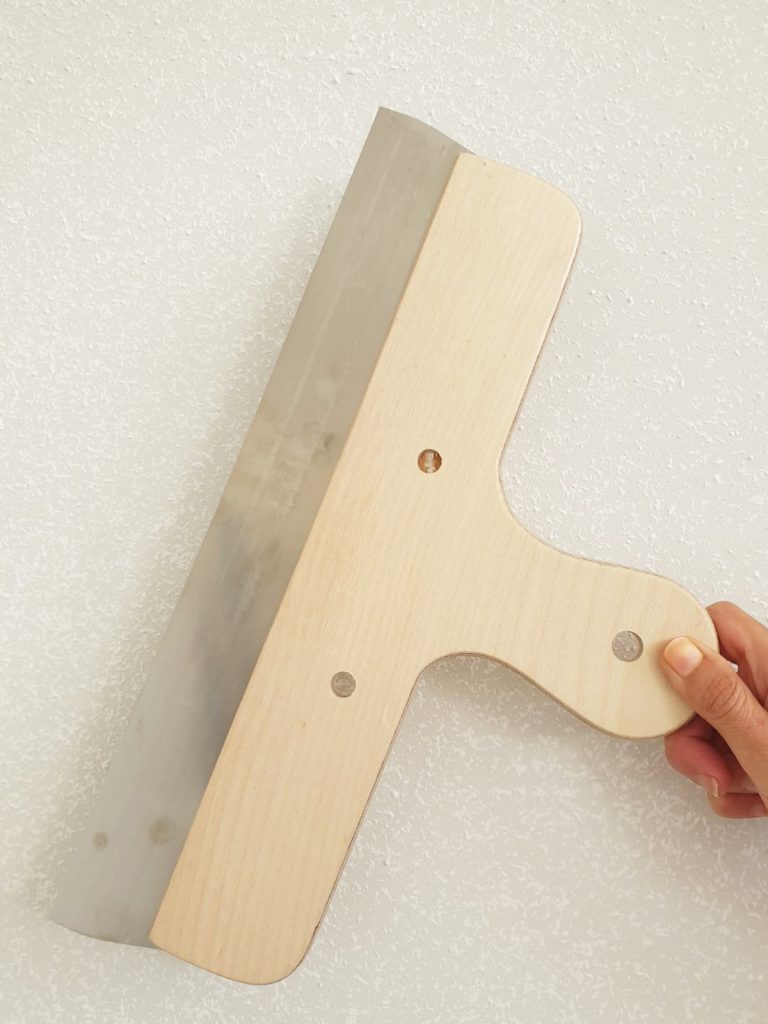 Las mejores herramientas de pintura para un acabado profesional 22 Mejores herramientas de pintura: espatula para alisar de madera